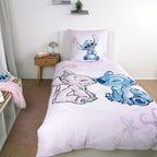 Disney Stitch Bettwäsche ‘Stitch & Angel’ auf einem Einzelbett im hellen Zimmer