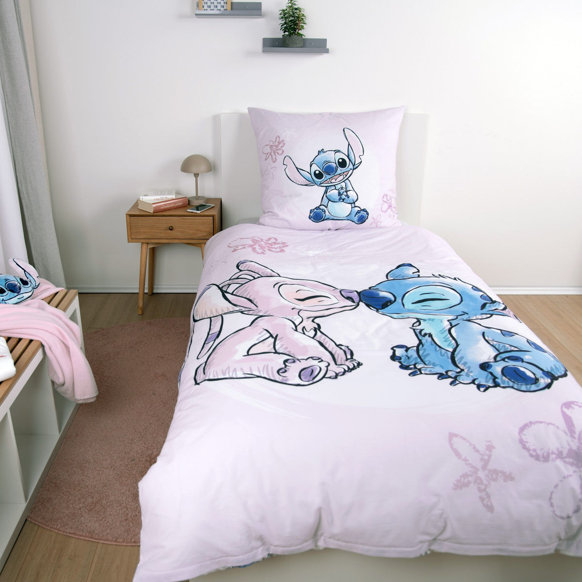 Disney Stitch Bettwäsche ‘Stitch & Angel’ auf einem Einzelbett im hellen Zimmer