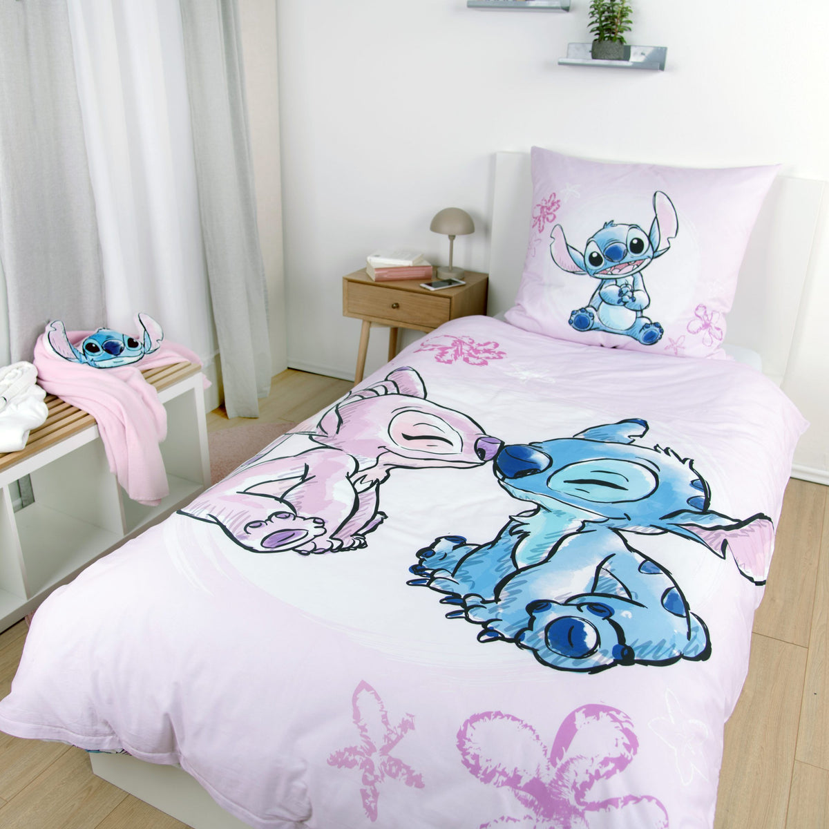 Stitch Bettwäsche ‘Stitch & Angel’ von der Seite auf einem Bett mit rosa Decke