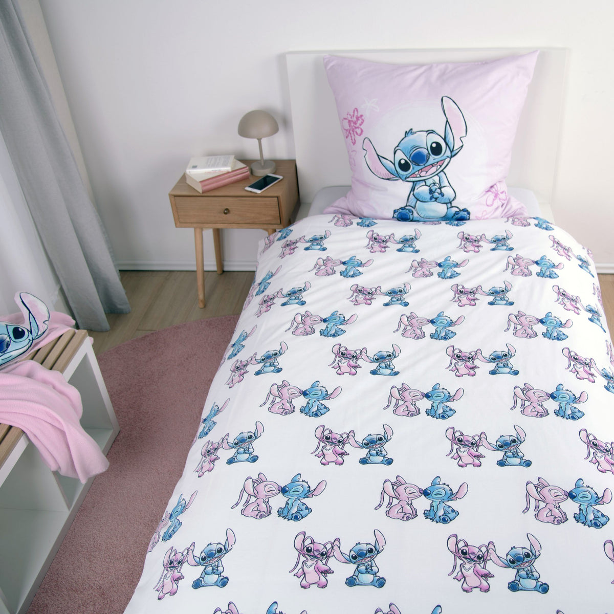 Stitch Bettwäsche ‘Stitch & Angel’ mit der weißen Wendeseite oben und Kissen mit Stitch