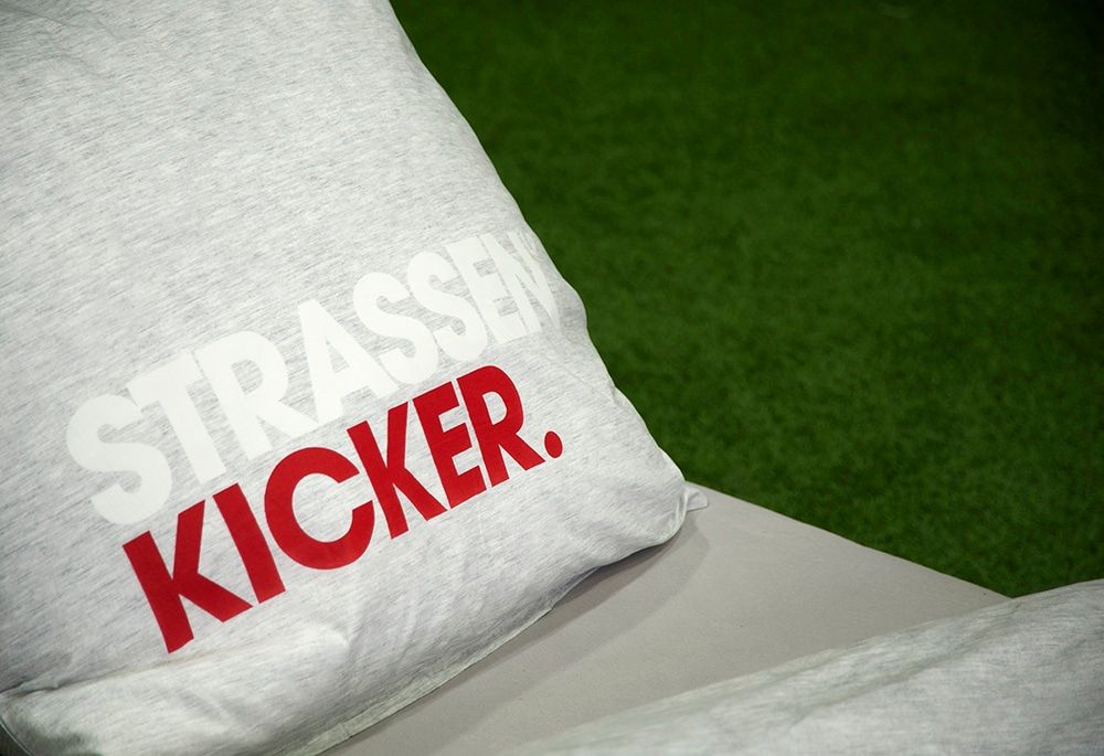 Kissen 80 x 80 cm mit STRASSENKICKER-Logo auf Rasen