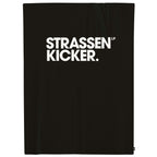 STRASSENKICKER Kuscheldecke ‘Schwarz’ 150 x 200 cm mit weißem Logo auf Schwarz