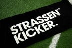 STRASSENKICKER Kuscheldecke auf einem Kunstrasenplatz