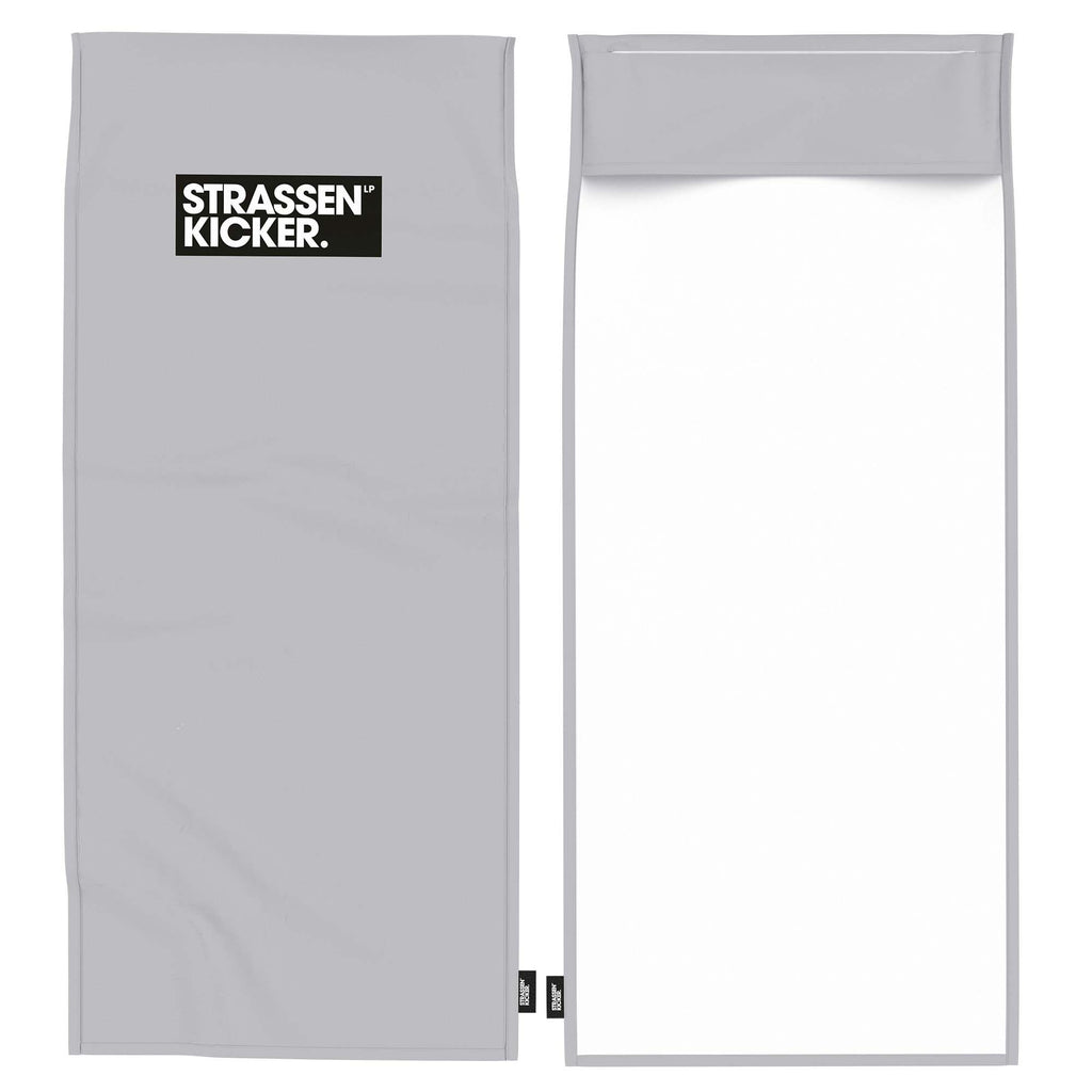 STRASSENKICKER Sport- und Fitnesstuch ‘Grau’: Vorderseite mit Logo und weiße Rückseite mit Flap