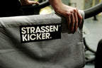 STRASSENKICKER Fitnesstuch über einem Trainingsgerät