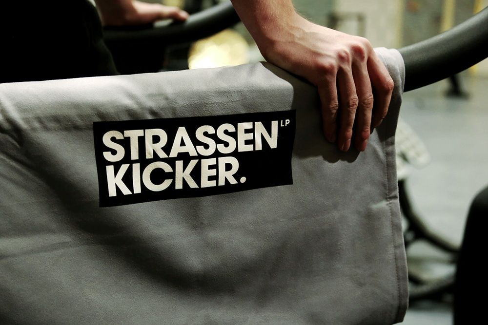 STRASSENKICKER Fitnesstuch über einem Trainingsgerät