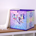 Unicorn Academy Aufbewahrungsbox auf einer Holzbank, darüber eine Strickdecke