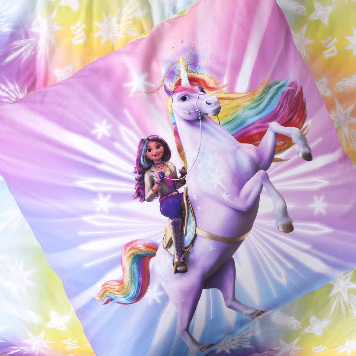 Kissenbezug 80 x 80 cm mit Sophia auf ihrem Einhorn vor Regenbogen-Strahlen
