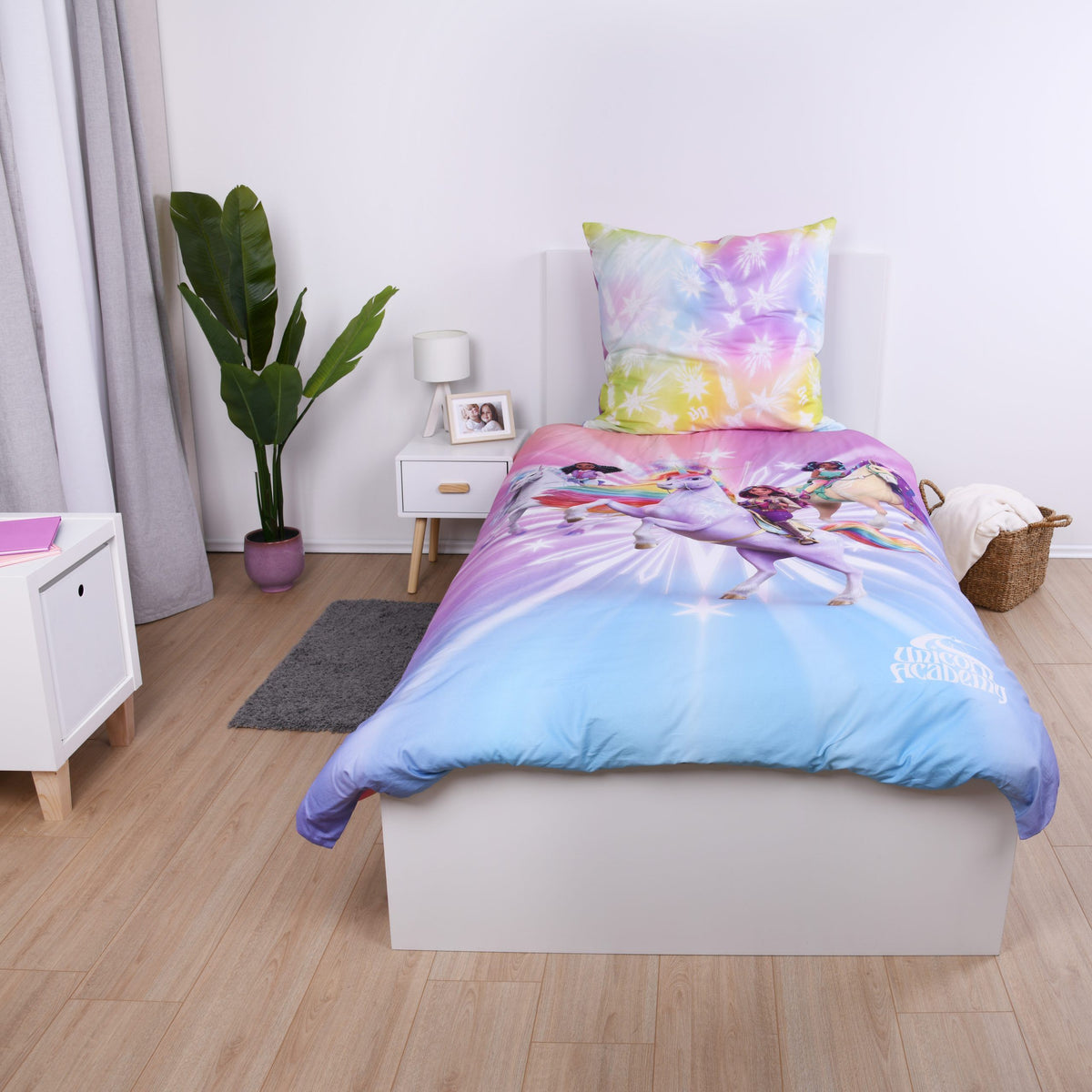 Unicorn Academy Bettwäsche ‘Magic’ auf einem weißen Bett im Kinderzimmer
