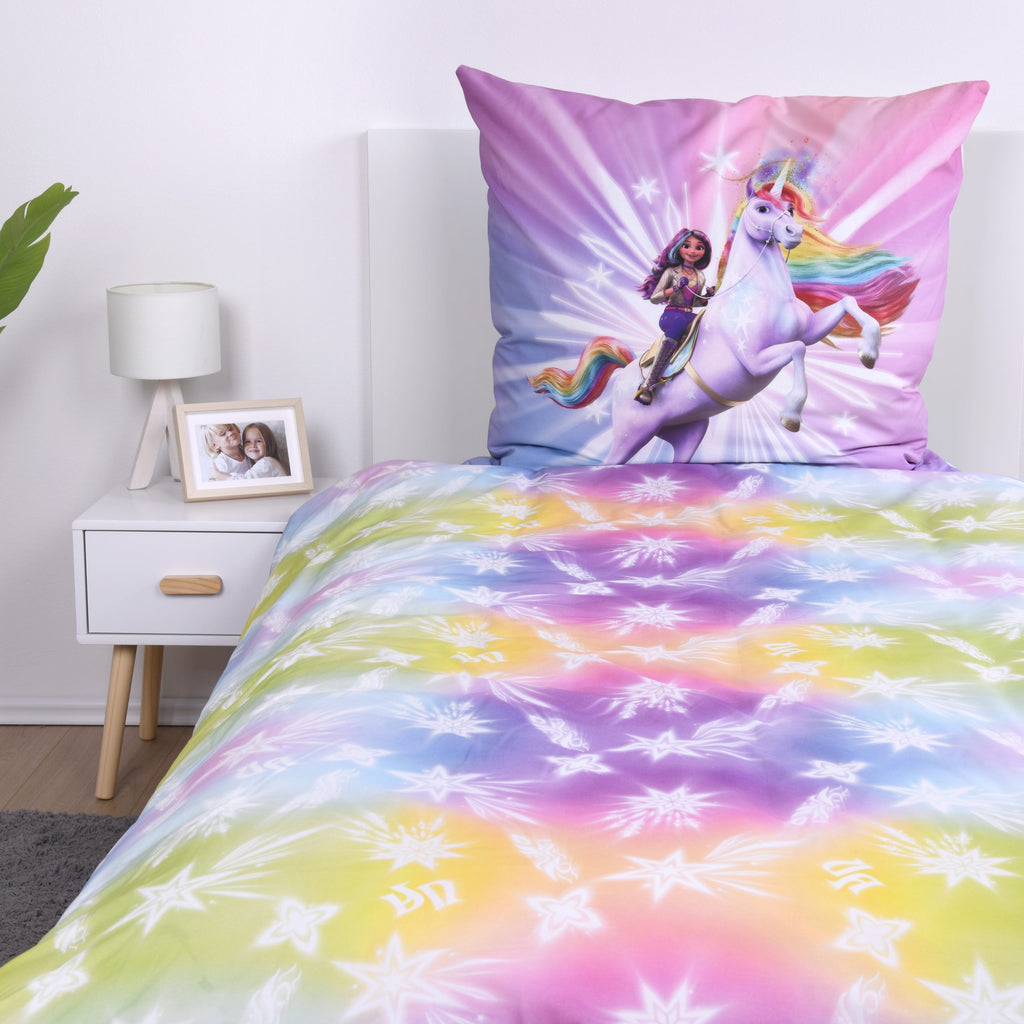 Unicorn Academy Bettwäsche ‘Magic’ mit Sternen-Wendeseite oben und Kissen mit Sophia auf dem Einhorn