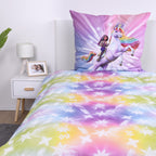 Unicorn Academy Bettwäsche ‘Magic’ mit Sternen-Wendeseite oben und Kissen mit Sophia auf dem Einhorn
