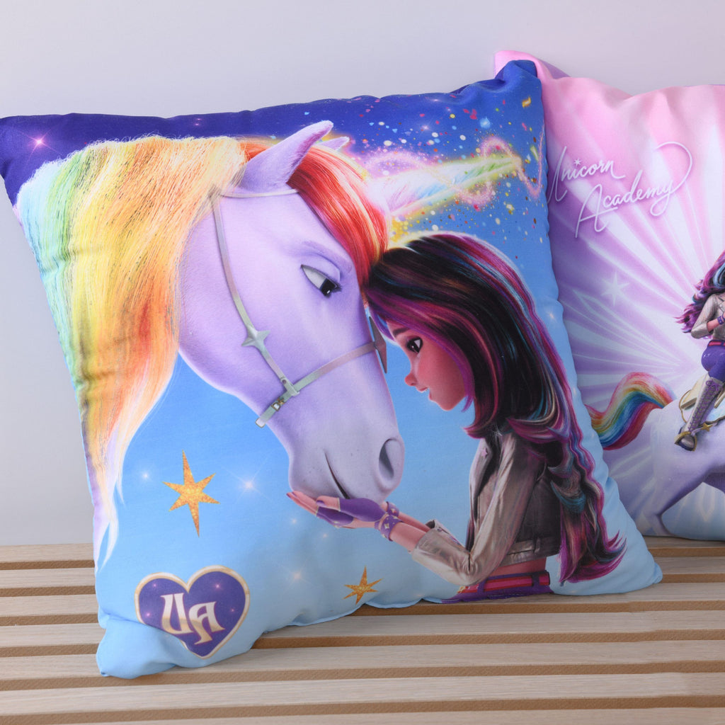 Kissen mit Sophia und dem Einhorn Stirn an Stirn