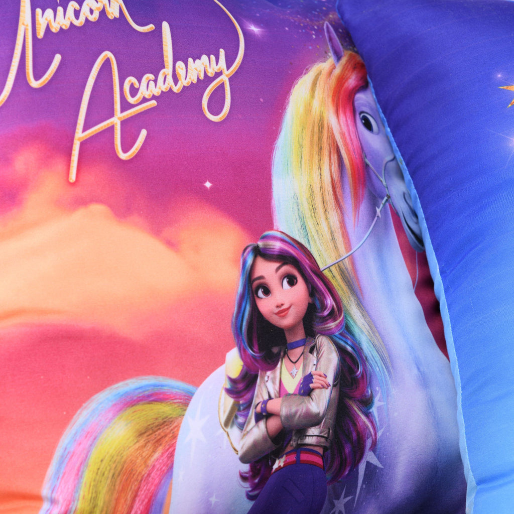 Sophia vor ihrem Einhorn unter dem Schriftzug „Unicorn Academy“ in Nahaufnahme