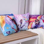 Die drei Kissen des Sets ‘Magic’ nebeneinander auf der Holzbank