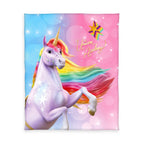 Unicorn Academy Fleecedecke ‘Magic’ 130 x 160 cm: Einhorn mit Regenbogenmähne vor Hellblau und Pink, Unicorn-Academy-Logo