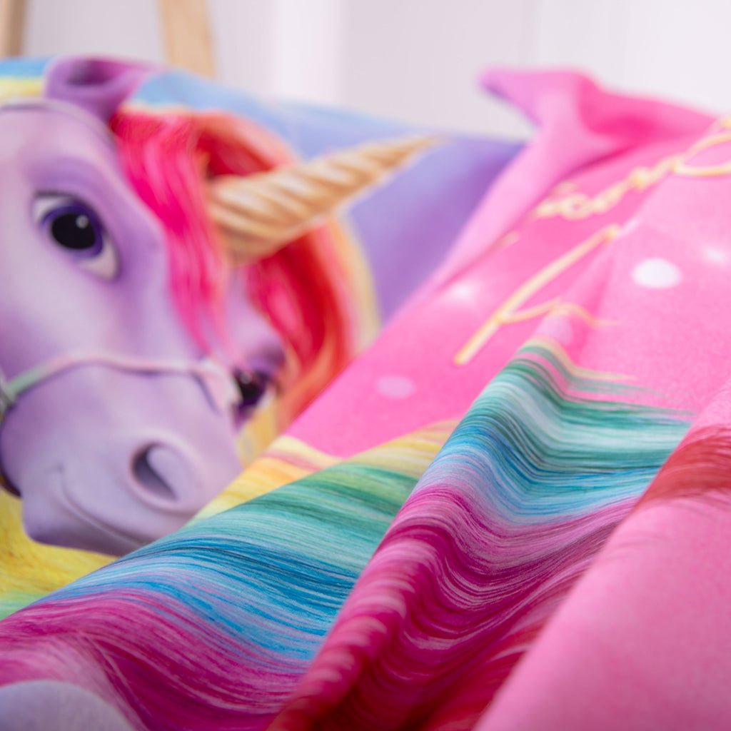 Nahaufnahme von Einhornkopf und Regenbogenmähne