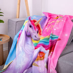 Fleecedecke ‘Magic’ auf dem Sofa mit Einhorn und Logo