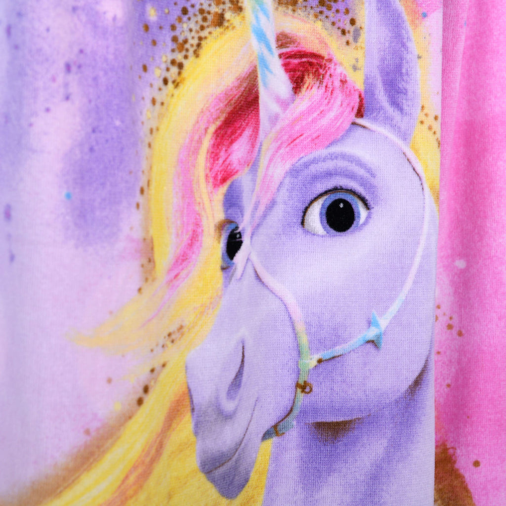 Kopf des Einhorns Wildstar mit Regenbogenmähne in Nahaufnahme