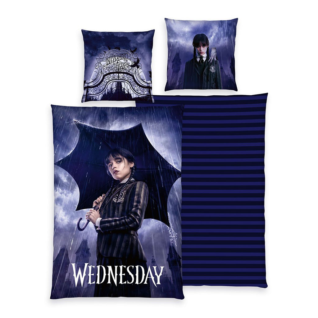 Wednesday Bettwäsche-Set ‘Umbrella’ 135 x 200 cm: Bettbezug mit Wednesday Addams unter dem Regenschirm, Wendeseite schwarz-blau gestreift, Kissen 80 x 80 cm mit Nevermore-Tor