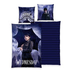 Wednesday Bettwäsche-Set ‘Umbrella’ 135 x 200 cm: Bettbezug mit Wednesday Addams unter dem Regenschirm, Wendeseite schwarz-blau gestreift, Kissen 80 x 80 cm mit Nevermore-Tor