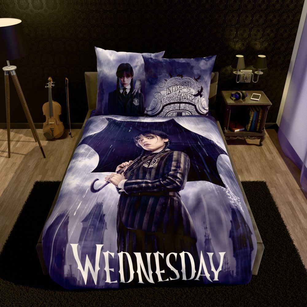 Wednesday Bettwäsche ‘Umbrella’ auf einem Bett in einem dunklen Zimmer mit Cello