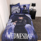 Wednesday Bettwäsche ‘Umbrella’ auf einem Einzelbett mit beiden Kissenseiten