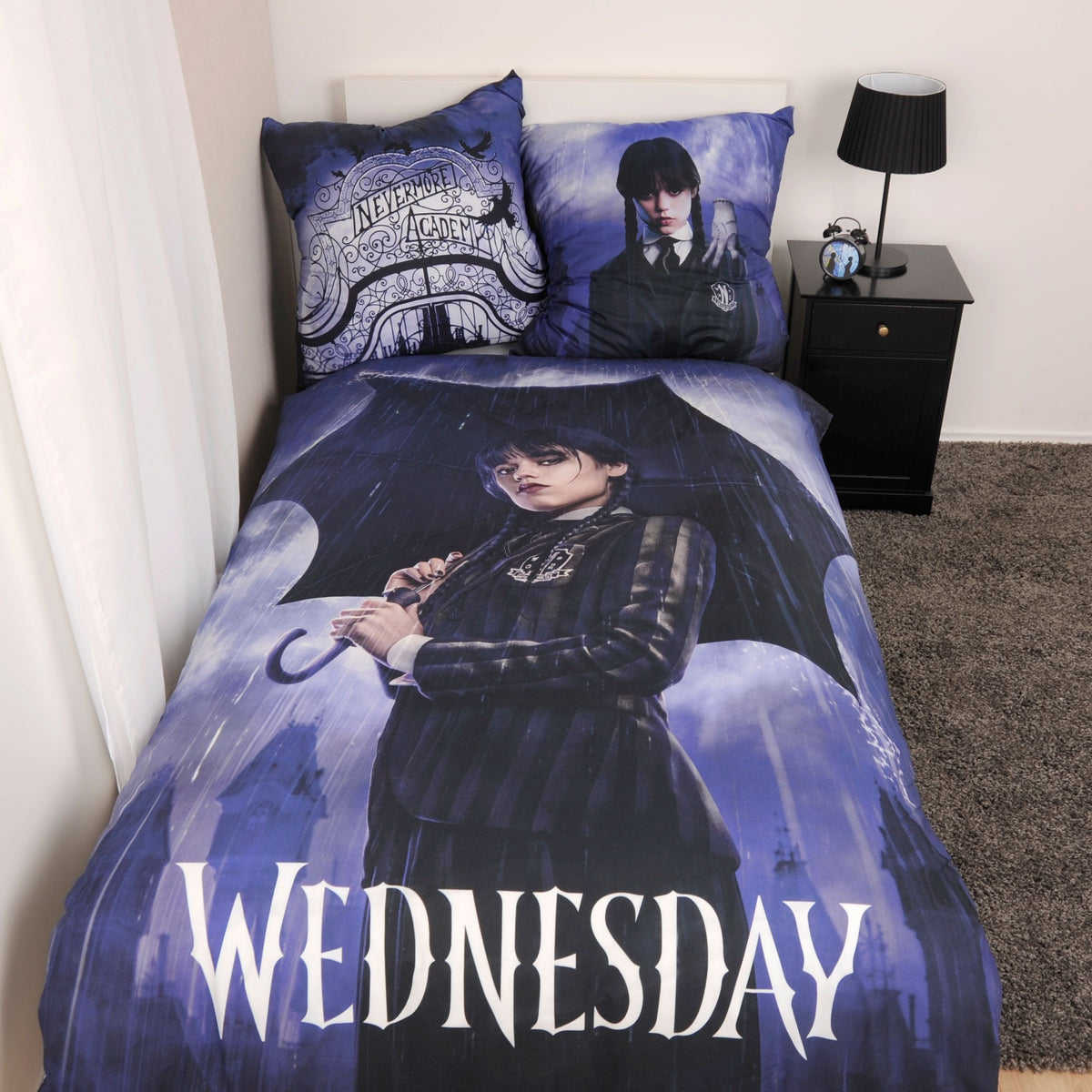 Wednesday Bettwäsche ‘Umbrella’ auf einem Einzelbett mit beiden Kissenseiten