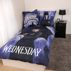 Wednesday Bettwäsche ‘Umbrella’ frontal auf einem Einzelbett