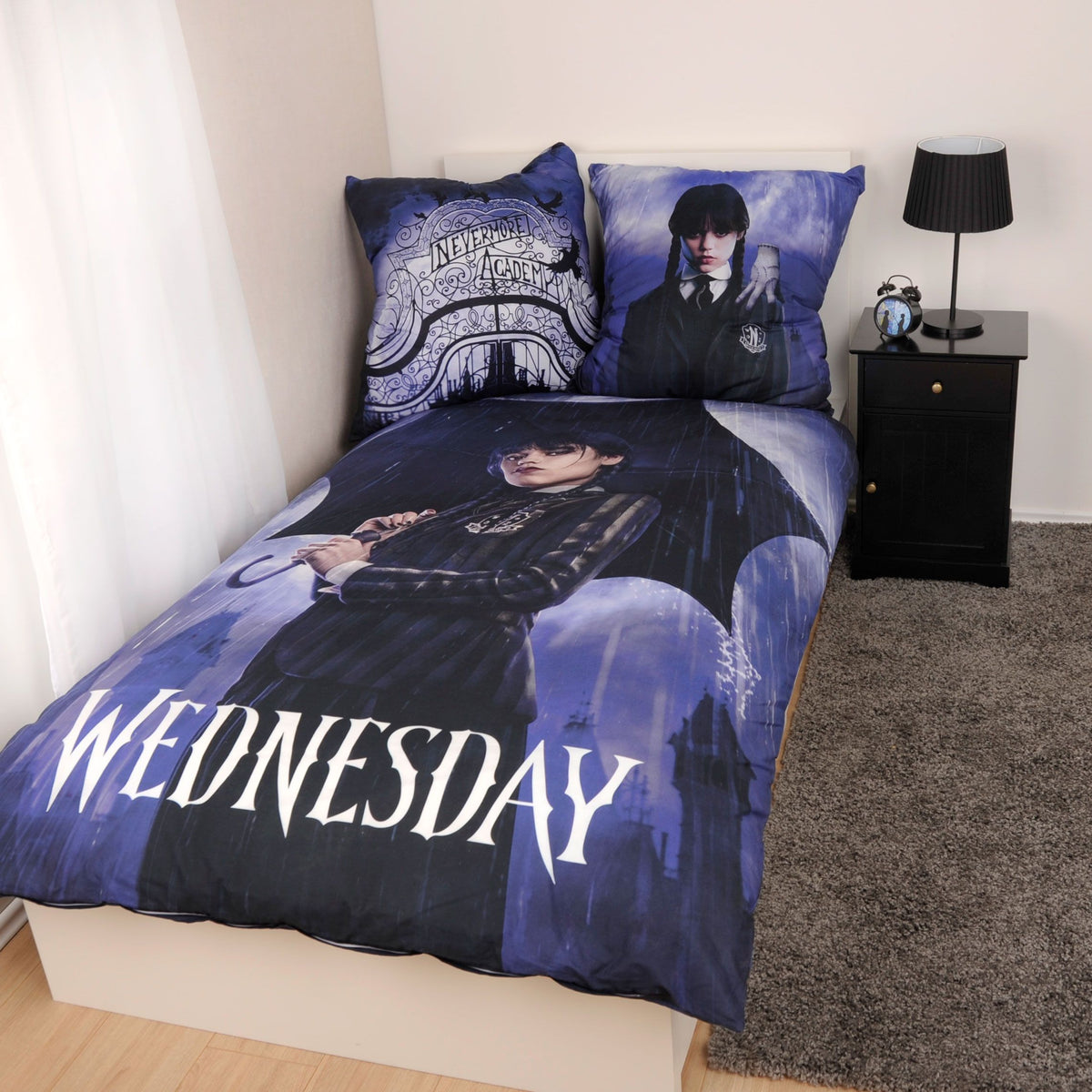 Wednesday Bettwäsche ‘Umbrella’ frontal auf einem Einzelbett