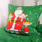 Kissenbezug ‘Nordpol-Helden’ mit dem Weihnachtsmann und drei Elfen auf der grünen Tannen-Rückseite der Bettwäsche