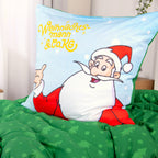 Kissenbezug mit dem Weihnachtsmann und dem gelben Schriftzug auf Hellblau über der grünen Rückseite des Bettbezugs mit kleinen Tannen