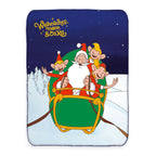 Weihnachtsmann & Co. KG Kuscheldecke ‘Nordpol-Helden’ 150 x 200 cm: der Weihnachtsmann mit seinen Elfen im grünen Schlitten unter dem Nachthimmel