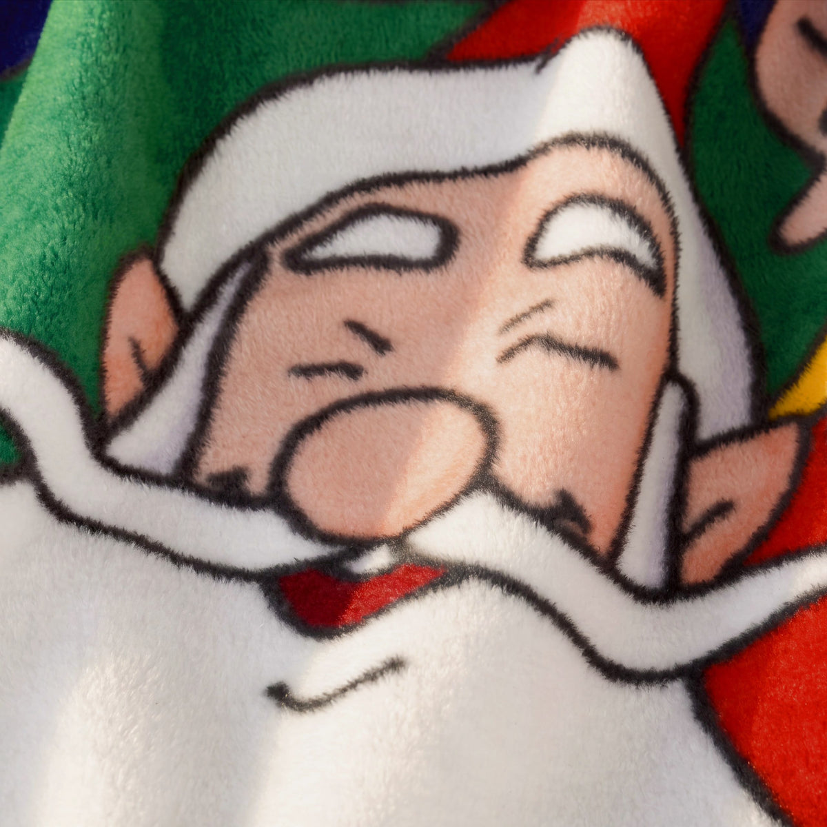 Gesicht des Weihnachtsmanns auf der Kuscheldecke in Nahaufnahme