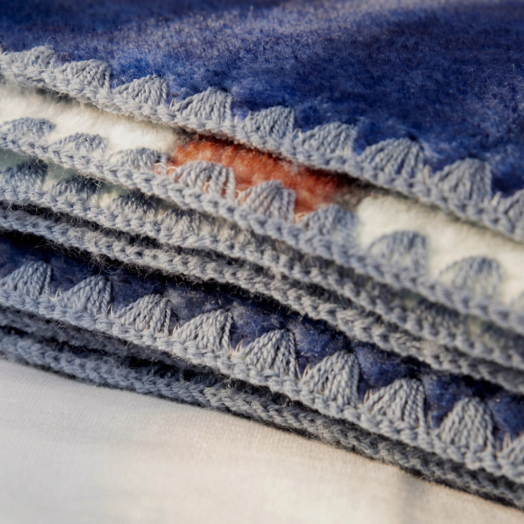 Blankett-Stich an der Kante der zusammengelegten Kuscheldecke