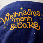 Goldgelber Schriftzug „Weihnachtsmann & Co. KG“ auf Dunkelblau
