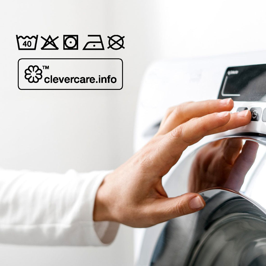 Pflegesymbole: 40 °C Maschinenwäsche, nicht bleichen, Trockner bei niedriger Temperatur, bei niedriger Temperatur bügeln, nicht chemisch reinigen