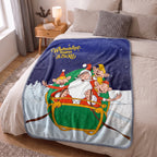 Kuscheldecke ‘Nordpol-Helden’ mit Blankett-Stich auf einem Bett im hellen Schlafzimmer