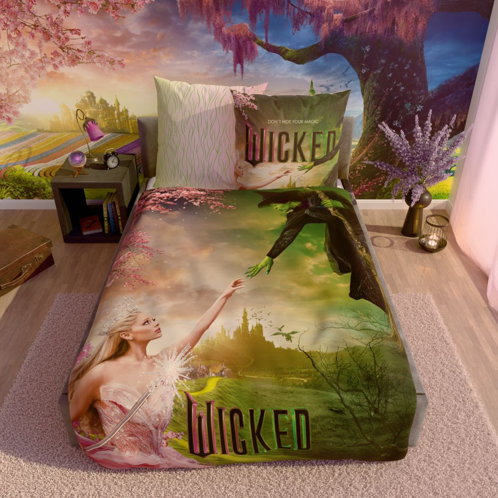 Wicked Bettwäsche ‘Mystic’ auf einem Bett vor einer Oz-Kulisse