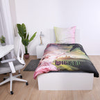 Wicked Bettwäsche ‘Mystic’ auf einem Einzelbett im hellen Zimmer