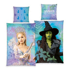 Wicked Bettwäsche-Set ‘Twilight Magic’ 135 x 200 cm: Bettbezug mit Glinda vorn und Elphaba auf der Wendeseite, Kissen 80 x 80 cm mit Wicked-Schriftzug und Silhouetten-Muster