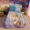 Wicked Bettwäsche ‘Twilight Magic’ mit Glinda auf einem Bett vor einer Oz-Kulisse