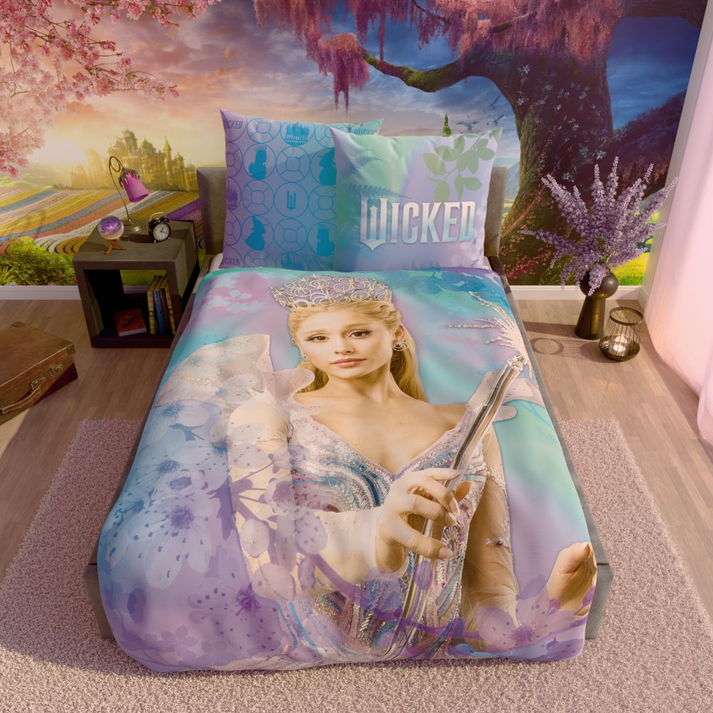 Wicked Bettwäsche ‘Twilight Magic’ mit Glinda auf einem Bett vor einer Oz-Kulisse