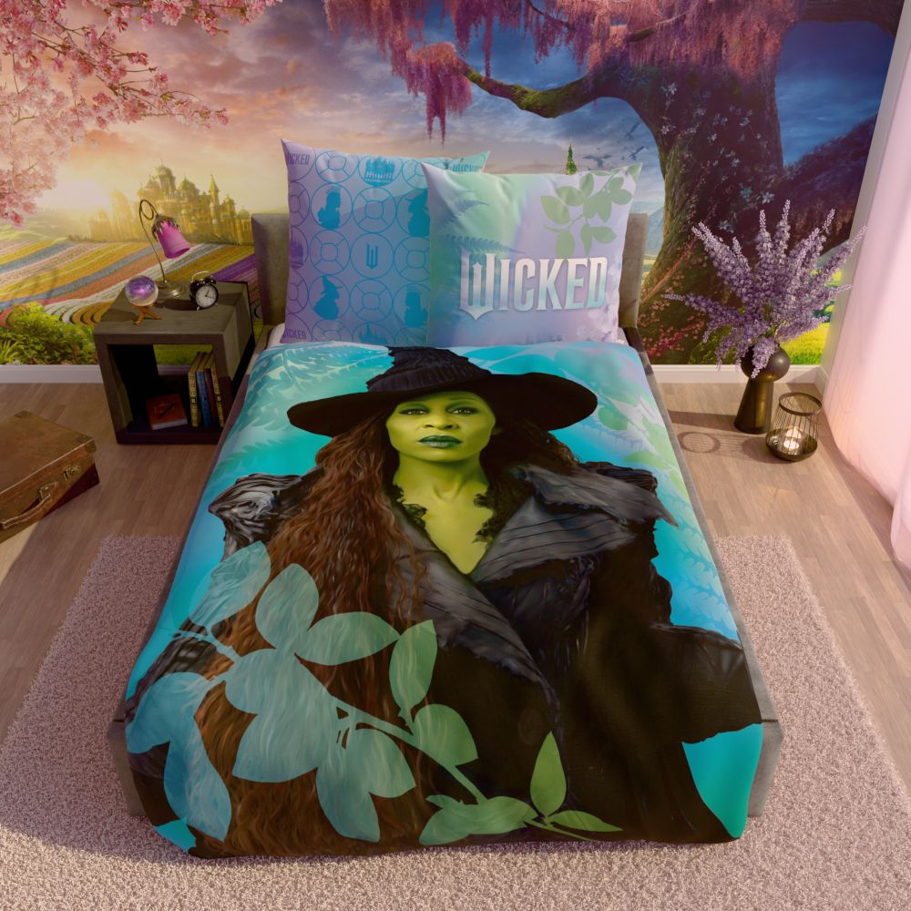 Wicked Bettwäsche ‘Twilight Magic’ mit Elphaba auf einem Bett vor einer Oz-Kulisse