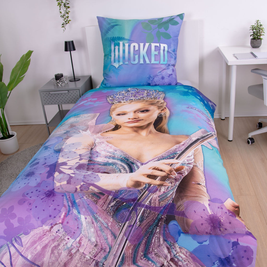 Wicked Bettwäsche ‘Twilight Magic’ mit Glinda auf einem Einzelbett im hellen Zimmer