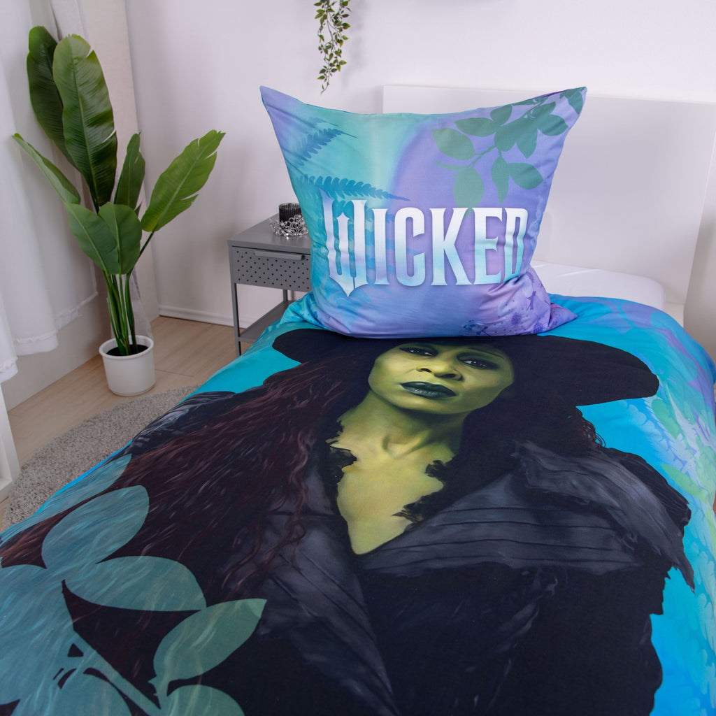 Wicked Bettwäsche ‘Twilight Magic’ mit Elphaba und Kissen mit Wicked-Schriftzug