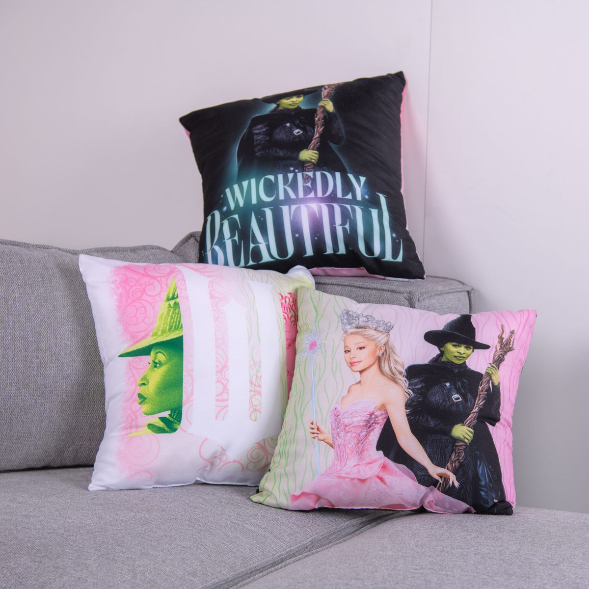 Wicked Dekokissen-Set ‘Mystic’ auf einem grauen Sofa