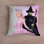 Kissen mit Glinda und Elphaba nebeneinander auf einem Holzboden