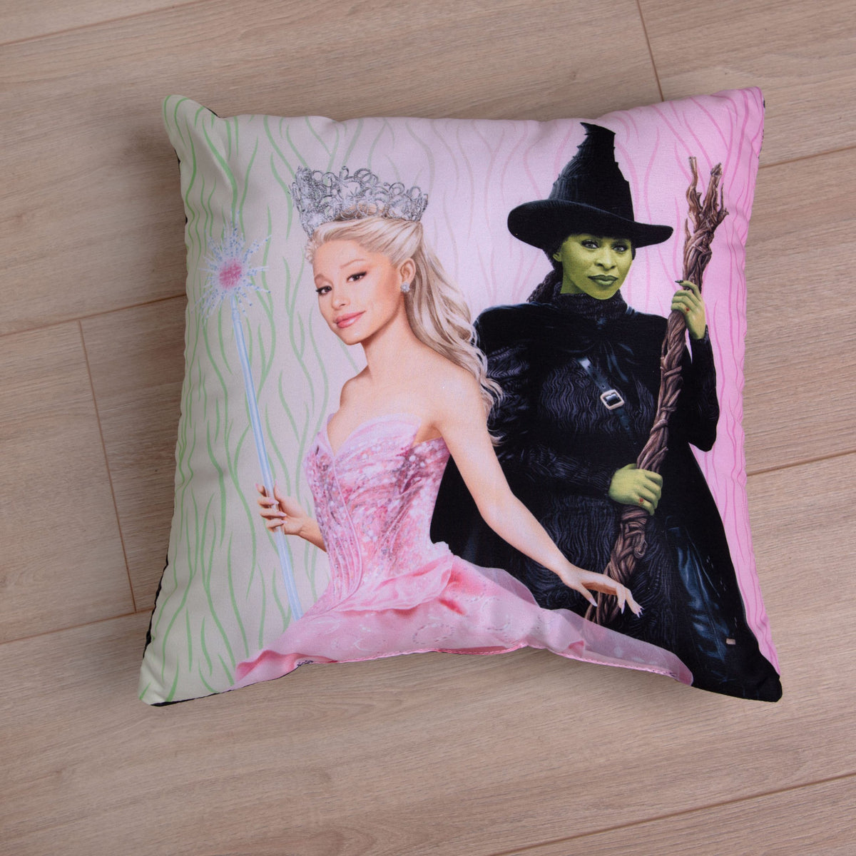 Kissen mit Glinda und Elphaba nebeneinander auf einem Holzboden