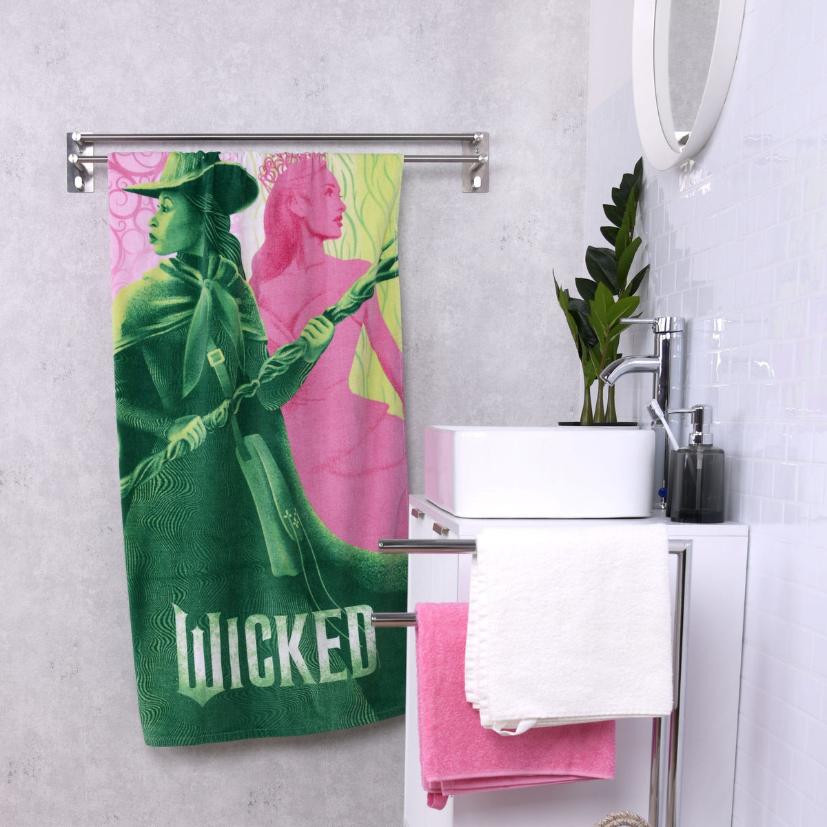 Wicked Handtuch ‘Mystic’ an der Stange neben dem Waschtisch
