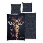 Wild Flowers Bettwäsche-Set ‘Giraffe’ 135 x 200 cm: Bettbezug dunkelblau mit Giraffe mit Blumenkranz, Wendeseite mit Giraffenfell-Muster, Kissen 80 x 80 cm